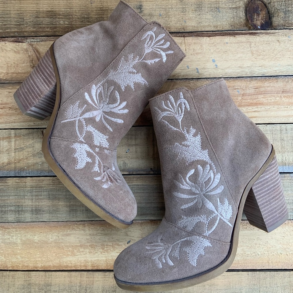 New Lucky Brand Beautiful Embroidered Boots Tan 3 Inch Heel Side Zip Size 6.5